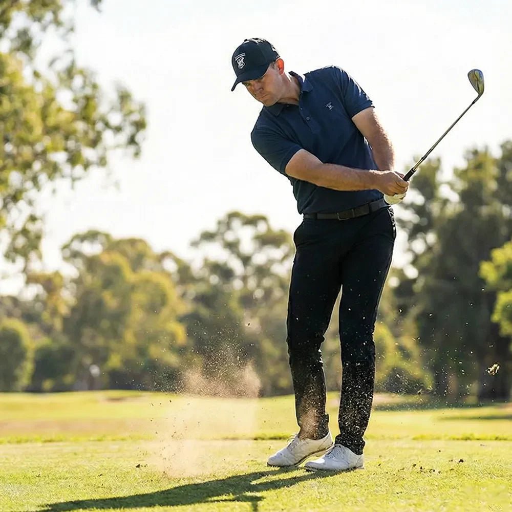 Homme en polo de golf bleu marine jouant sur un parcours, style sportif moderne