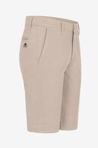 Bermuda de golf femme en chino beige clair, vue de dos, logo tête de mort discret.