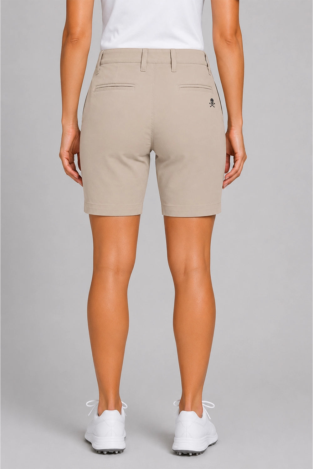 Bermuda de golf femme en chino beige, jambes droites, poches et logo tête de mort.