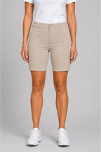 Bermuda de golf femme en chino beige clair, taille boutonnée et poches avant.