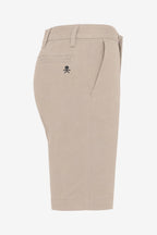 Bermuda chino femme de golf beige clair, taille à passants, poches latérales et pli.