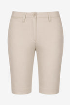 Bermuda chino femme beige clair, fermeture boutonnée et poches, coupe droite, longueur genou.