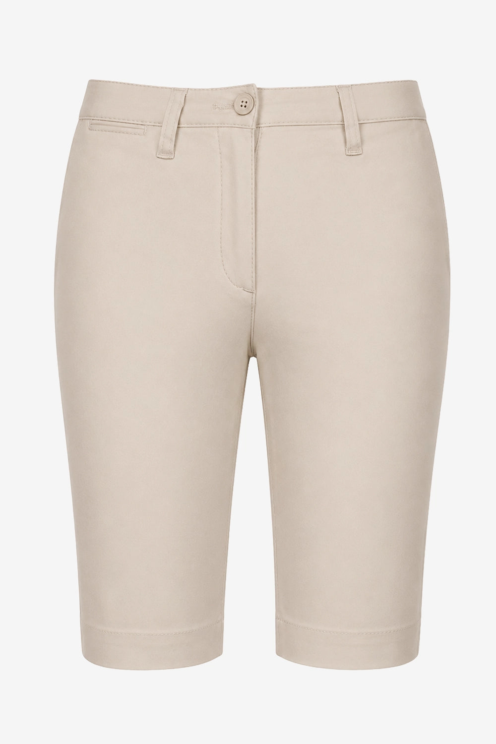 Bermuda chino femme beige clair, fermeture boutonnée et poches, coupe droite, longueur genou.