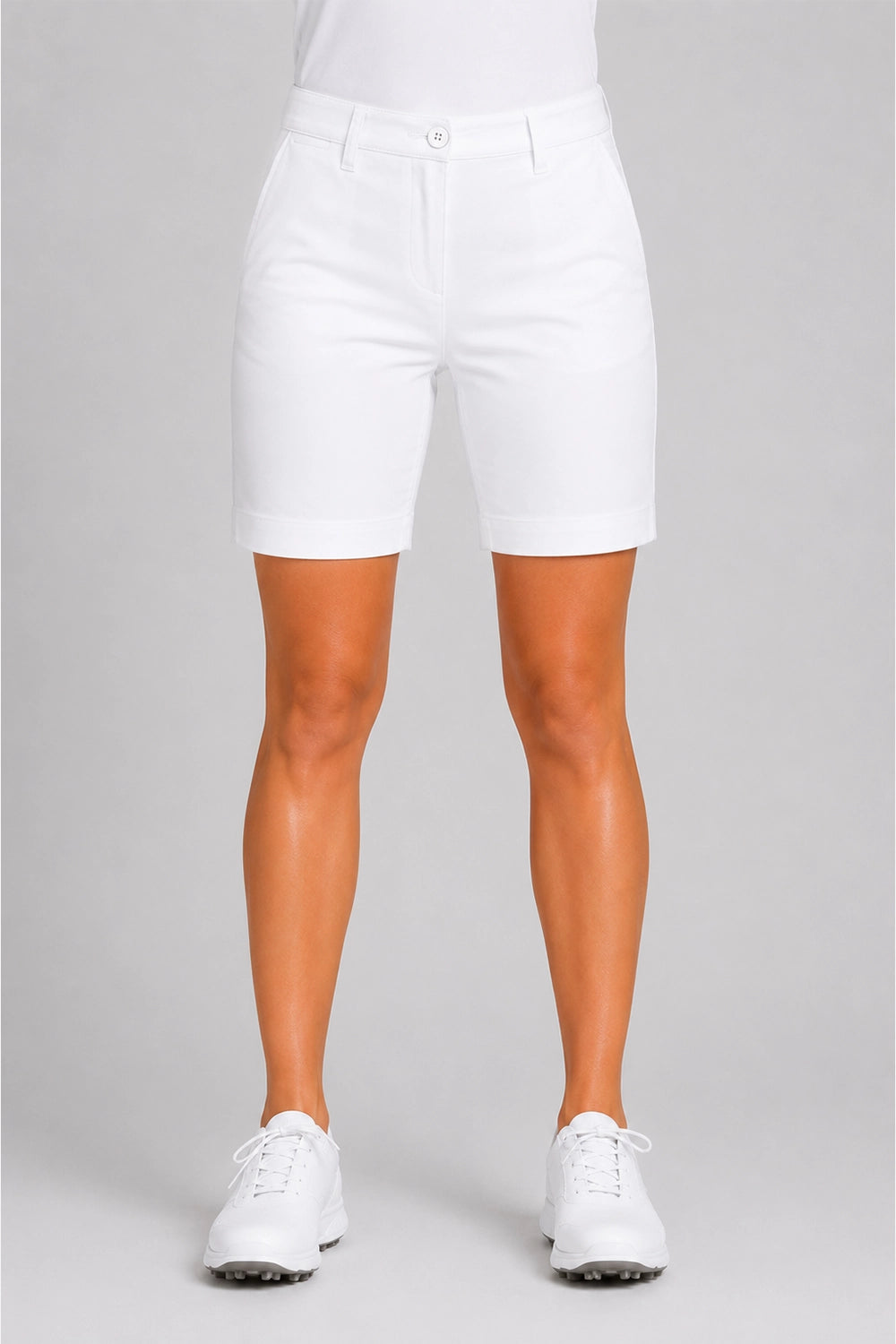 Bermuda de golf femme en chino blanc, taille avec passants et fermeture boutonnée.