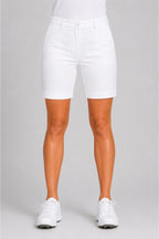Bermuda de golf femme en chino blanc, taille avec passants et fermeture boutonnée.