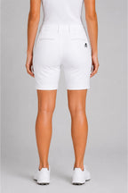 Bermuda chino de golf femme blanc, vue de face, taille à passants et logo tête de mort