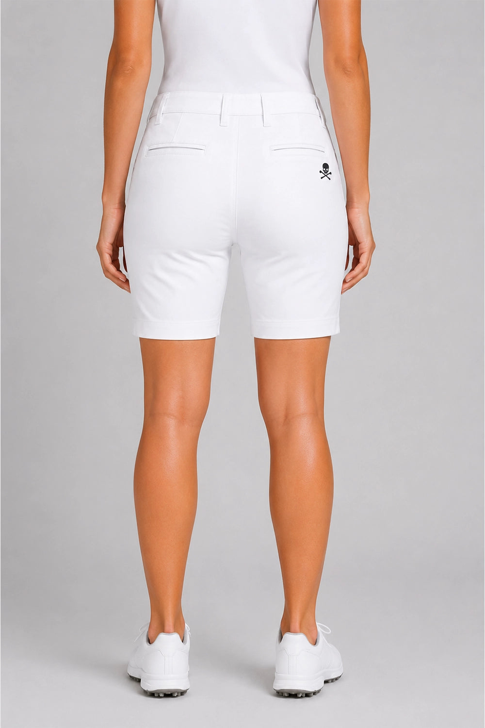 Bermuda chino de golf femme blanc, vue de face, taille à passants et logo tête de mort
