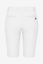 Bermuda chino femme de golf blanc, taille à passants, poches latérales et pli.