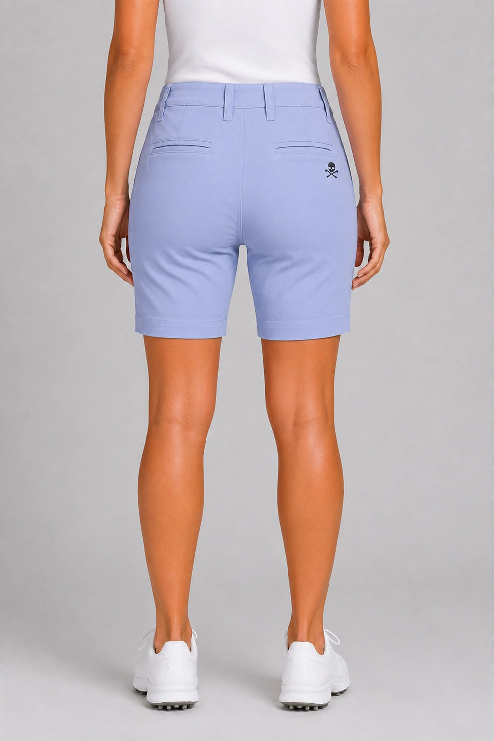 Bermuda chino de golf femme bleu clair, vue de face, passants de ceinture et logo tête de mort