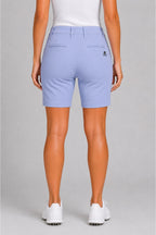 Bermuda chino de golf femme bleu clair, vue de face, passants de ceinture et logo tête de mort