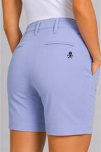 Bermuda chino de golf femme bleu clair, vue rapprochée, poches et logo tête de mort brodé