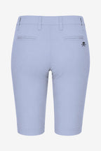 Bermuda chino femme de golf bleu clair, taille à passants, poches latérales et pli.