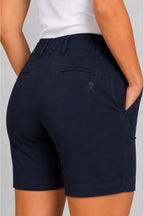 Bermuda chino de golf femme bleu marine, fermeture à l’avant et poches, logo tête de mort