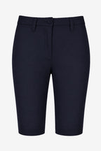 Bermuda chino pour femme bleu marine, passants et poches sur l’avant