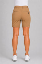 Bermuda chino pour femme camel, vue arrière, poches et logo sur la cuisse.