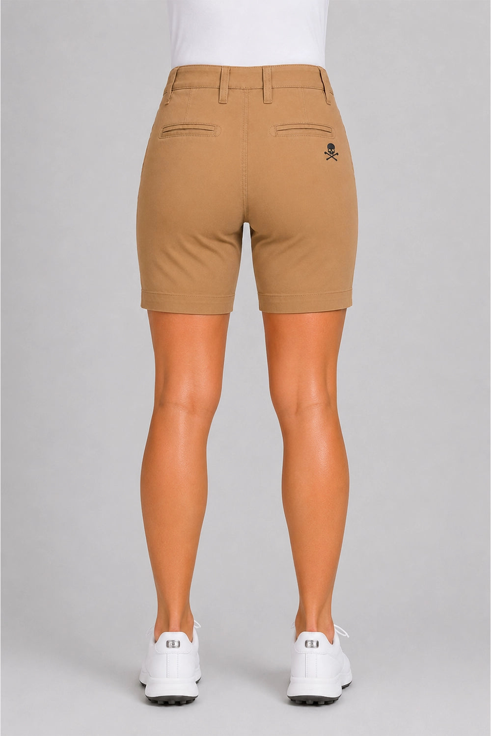 Bermuda chino pour femme camel, vue arrière, poches et logo sur la cuisse.