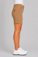 Bermuda chino pour femme camel, vue de profil, passants de ceinture et logo.
