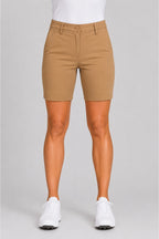 Bermuda chino pour femme camel, poches avant, fermeture à bouton et passants, logo.