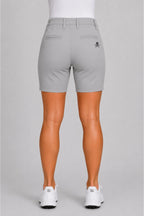 Bermuda chino pour femme gris clair, poches avant, braguette boutonnée, logo discret.