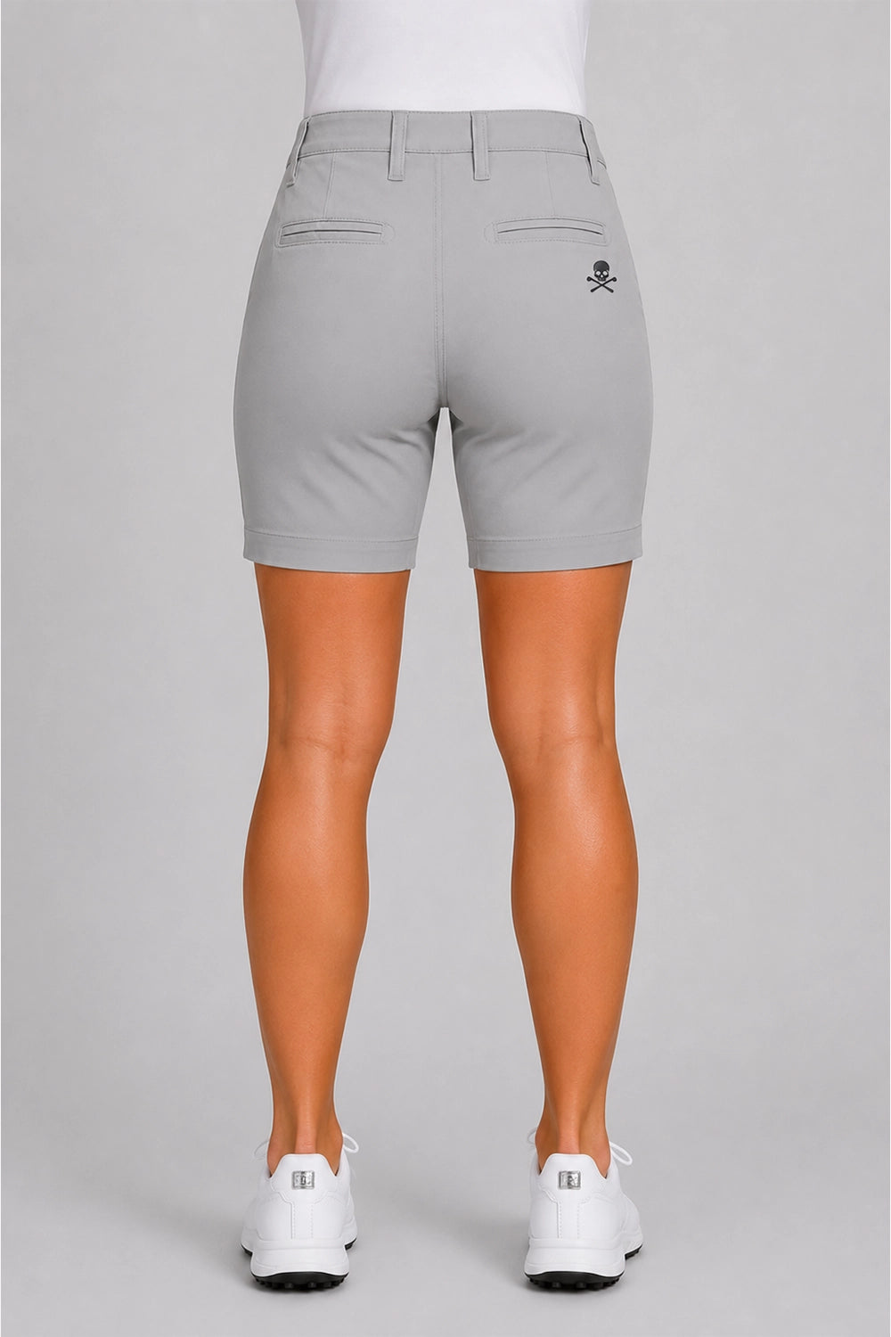 Bermuda chino pour femme gris clair, poches avant, braguette boutonnée, logo discret.