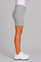 Bermuda chino pour femme gris clair, vue de profil, passants de ceinture et logo.