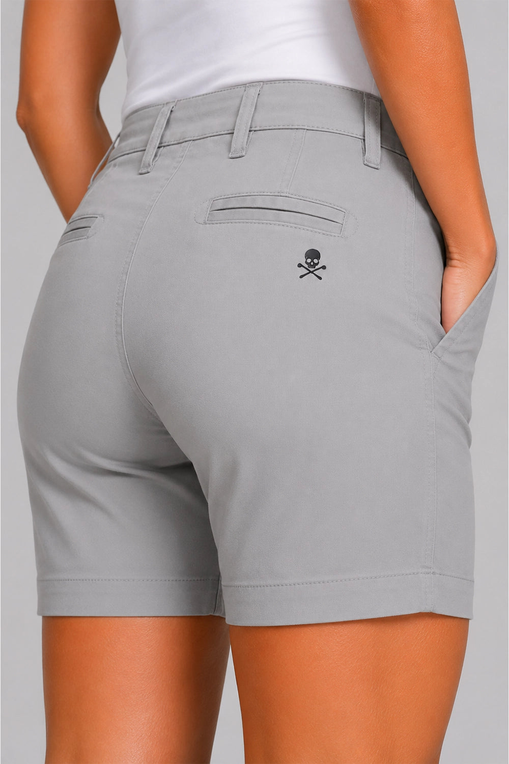 Bermuda chino pour femme gris clair, poches arrière et logo sur la cuisse.