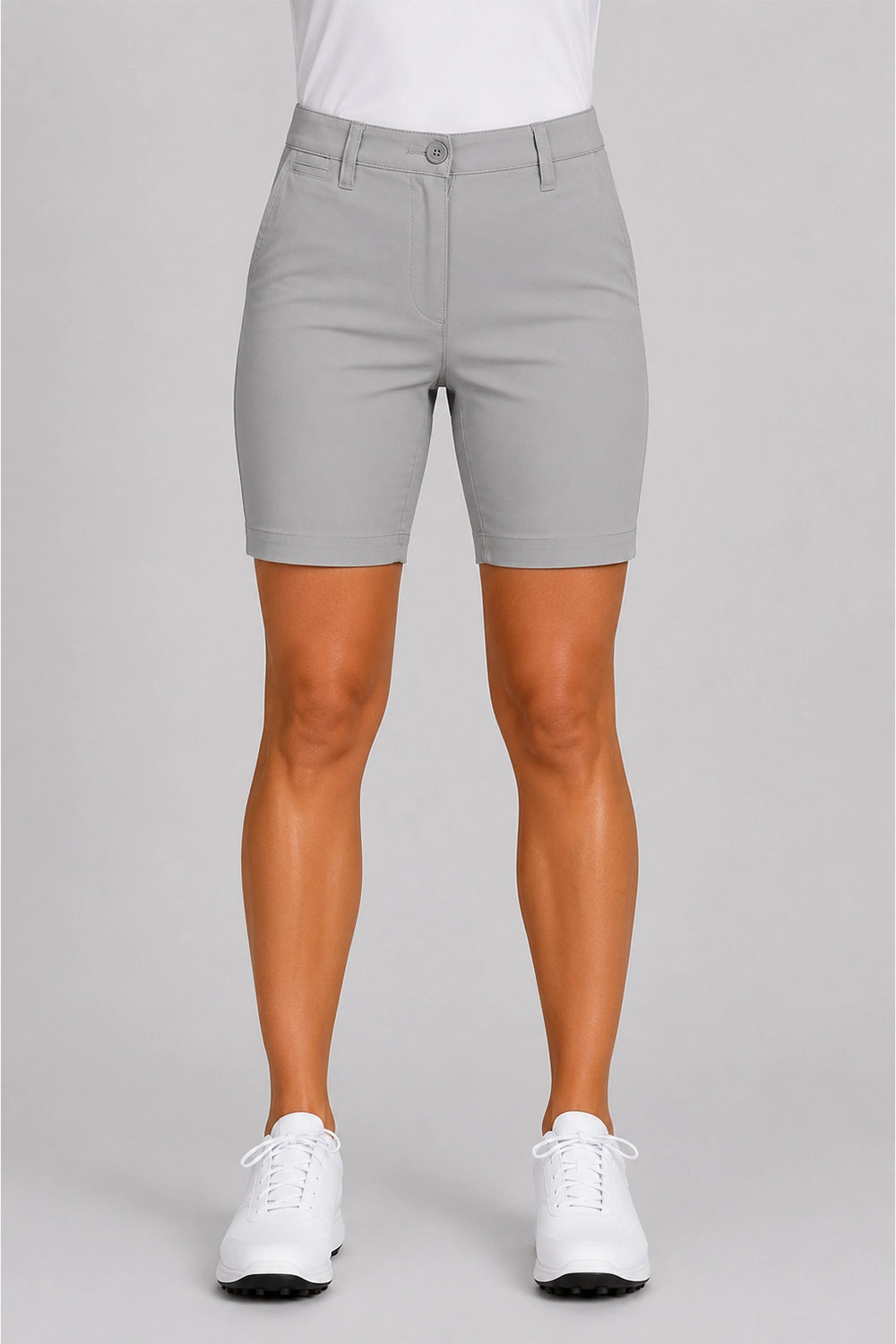 Bermuda chino pour femme gris clair, taille avec passants, fermeture à bouton, logo.