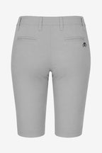 Bermuda chino femme de golf gris clair, taille à passants, poches latérales et pli.