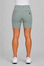 Bermuda chino pour femme vert menthe, poches avant, braguette boutonnée, logo discret.