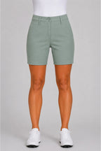 Bermuda chino femme vert sauge, vue de face, fermeture boutonnée, poches.
