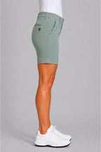 Bermuda chino femme vert sauge, vue de côté, coupe courte, passants de ceinture.