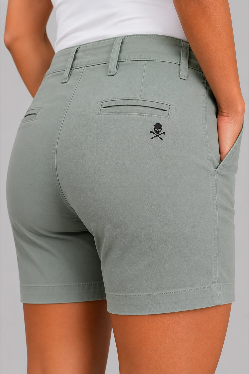 Bermuda chino pour femme vert menthe, poche avant et coutures visibles, logo sur la cuisse.