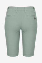 Bermuda chino femme de golf vert sauge, taille à passants, poches latérales et pli.
