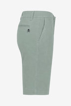Bermuda de golf femme en chino vert sauge, fermeture boutonnée et passants, logo tête de mort