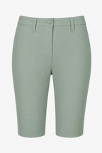 Bermuda chino pour femme vert sauge, passants et poches sur l’avant