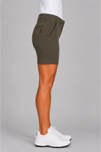 Bermuda chino femme vert olive, coupe courte, vue de côté, ourlet net.