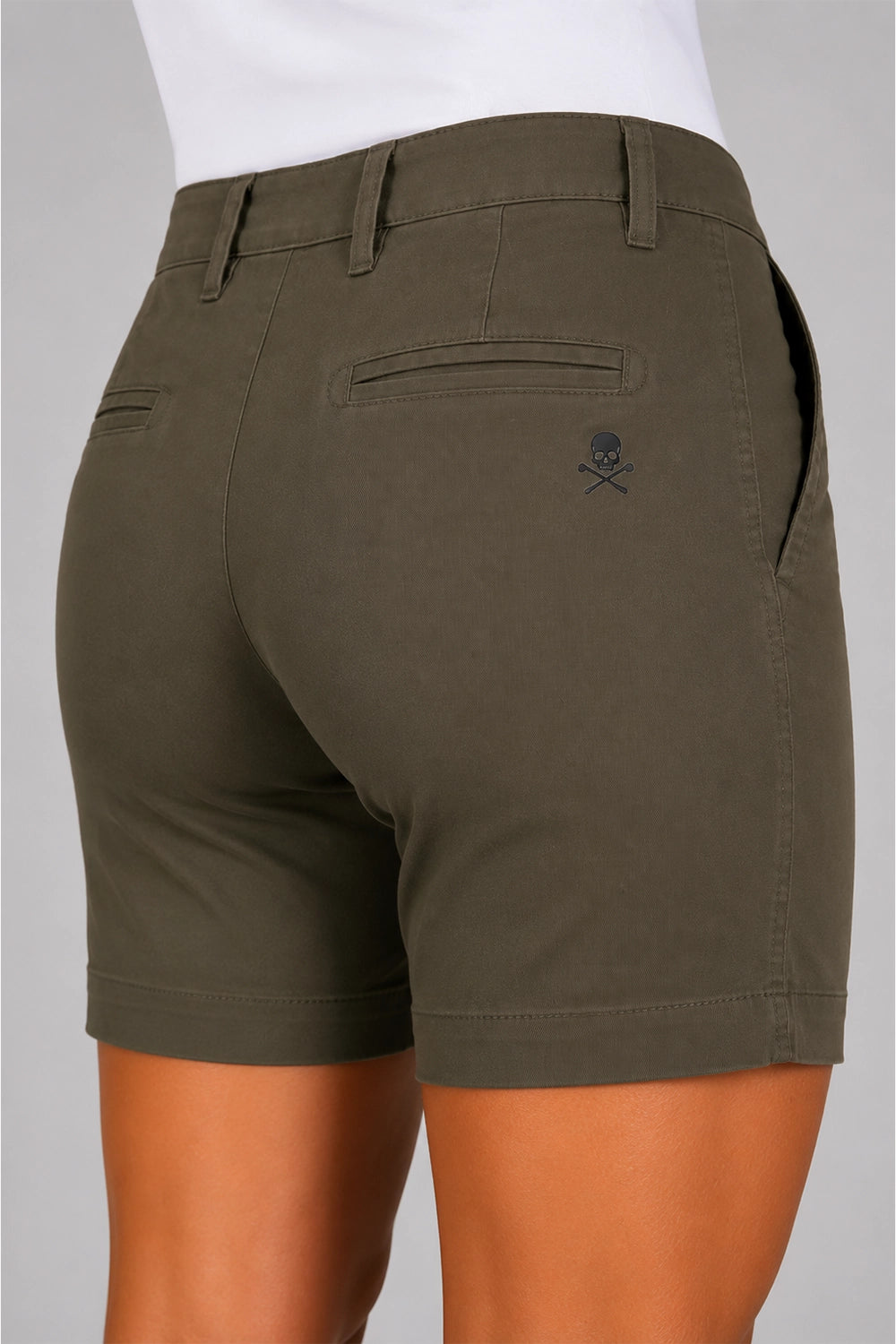 Bermuda chino femme vert olive, gros plan poche arrière et petit logo.