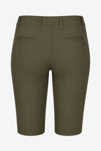 Bermuda chino femme de golf vert foncé, taille à passants, poches latérales et pli.