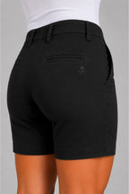 Bermuda chino femme noir, gros plan poche arrière et passant, logo discret.