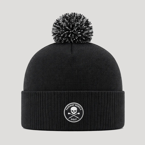 Bonnet de golf noir avec pompon et écusson crâne, style sportif, fond gris clair