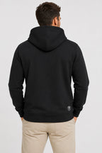 Sweat de golf à capuche homme noir, vue dos avec petit écusson en bas