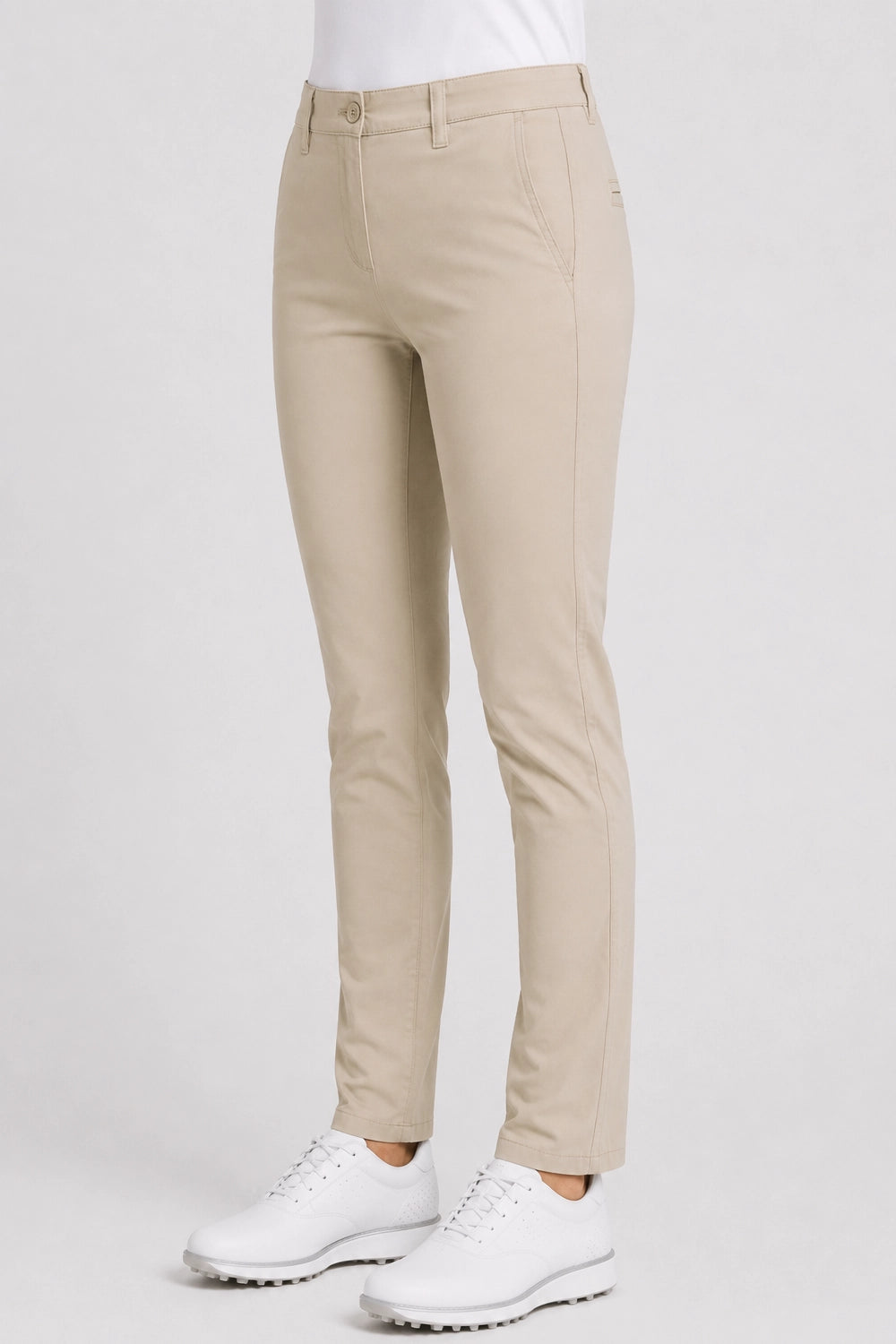 Pantalon chino de golf pour femme beige clair, coupe droite, poches et fermeture boutonnée.