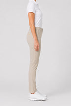 Pantalon chino de golf femme beige clair, vue de profil, jambes droites et poches arrière.