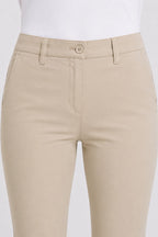 Pantalon chino de golf beige clair, vue de face, taille avec bouton et passants de ceinture.