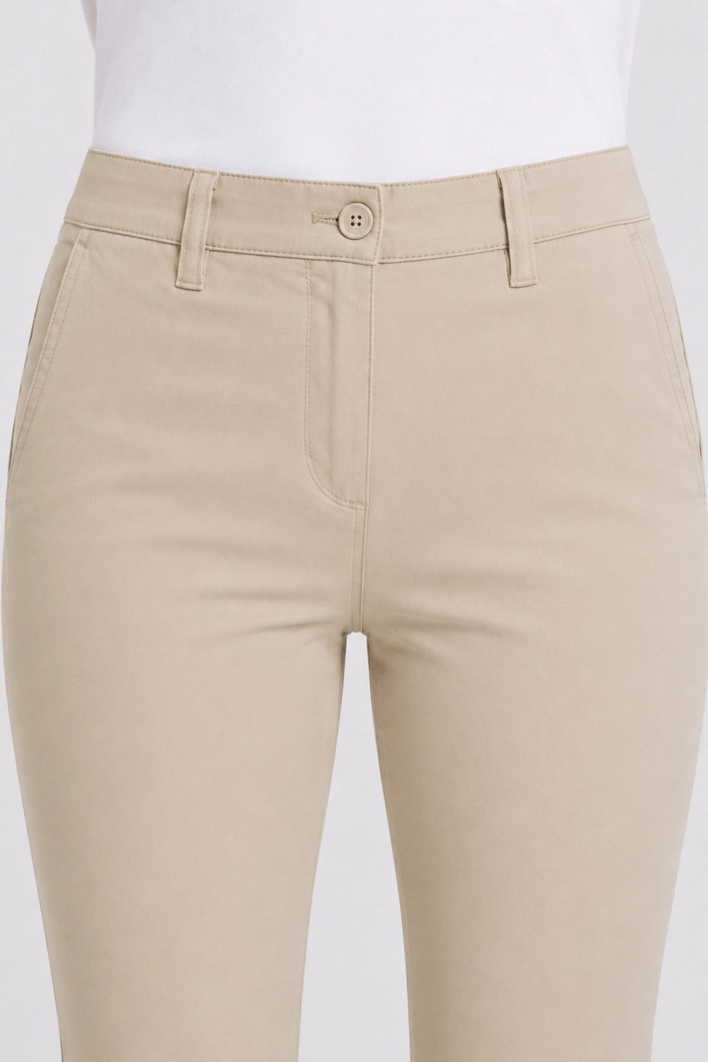 Pantalon chino de golf beige clair, vue de face, taille avec bouton et passants de ceinture.