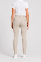 Pantalon chino de golf femme beige clair, vue de dos, poches arrière et ourlet bas.