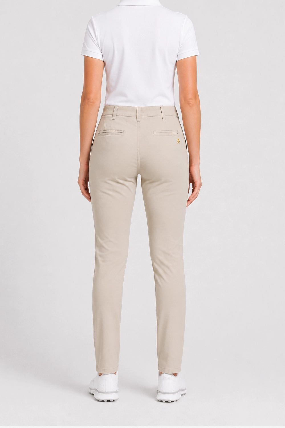 Pantalon chino de golf femme beige clair, vue de dos, poches arrière et ourlet bas.