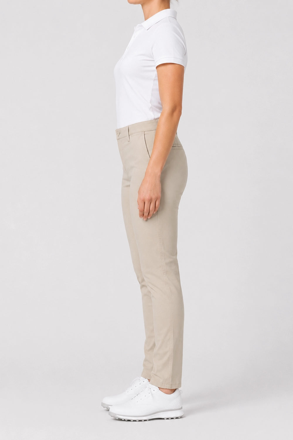 Pantalon chino de golf femme beige clair, vue de côté, tissu coton et coupe ajustée.