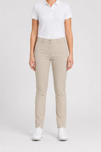 Pantalon chino de golf femme beige clair, vue de face, jambes droites et ourlet simple.