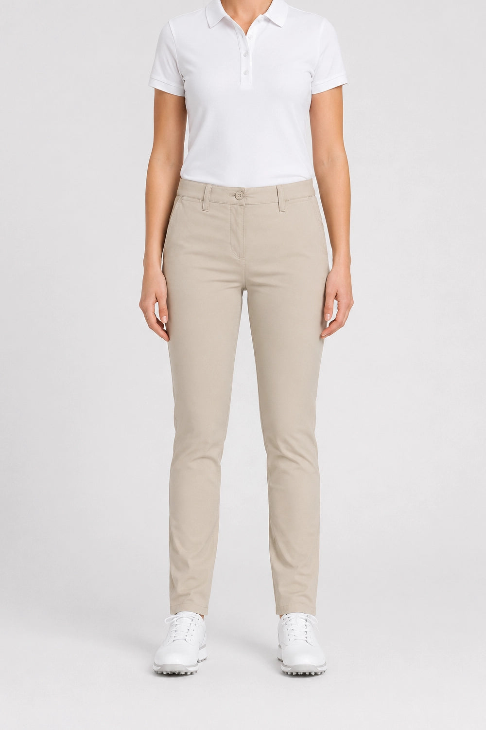 Pantalon chino de golf femme beige clair, vue de face, jambes droites et ourlet simple.